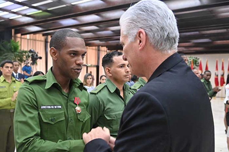 Díaz-Canel en ceremonia de condecoración a jóvenes destacados