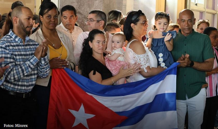 Personal diplomático y familiares.