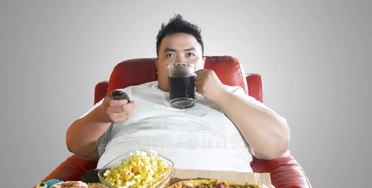 Hombre obeso comiendo