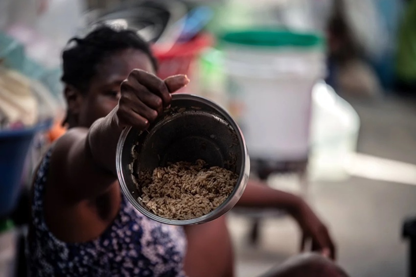 Una mujer en campamento de refugiados, Puerto Príncipe, Haití. 