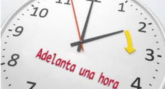 Reloj con una hora de adelanto para annciar horario de verano