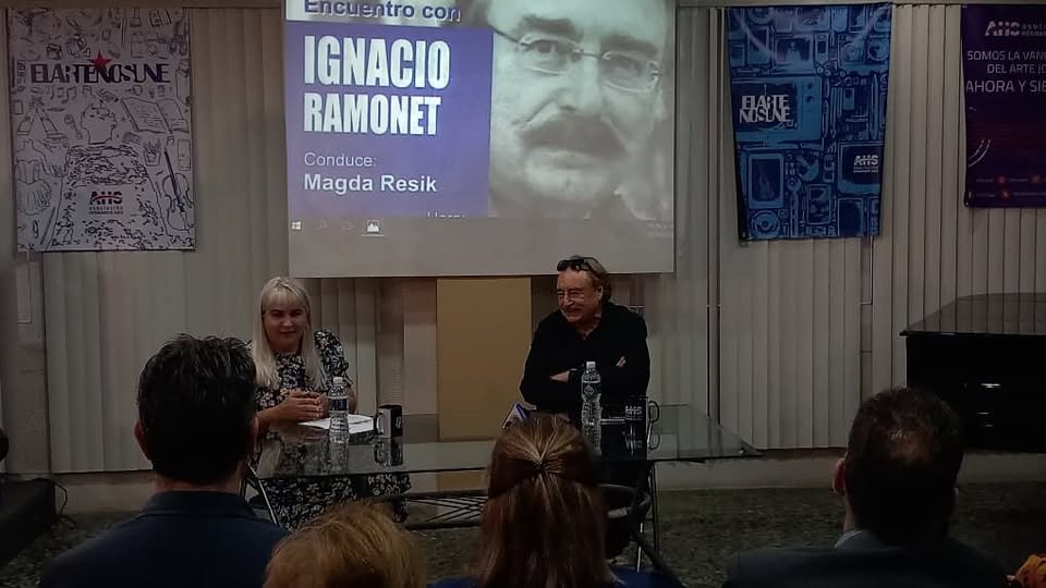 Periodista franco español Ignacio Ramonet, en el capitalino Pabellón Cuba.