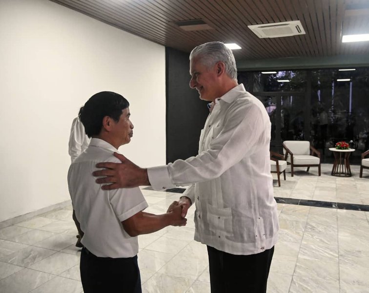 Díaz-Canel y Nguyen Van Quang, presidente de la empresa Agri-VMA. Nguyen Van Quang, presidente de la empresa Agri-VMA.