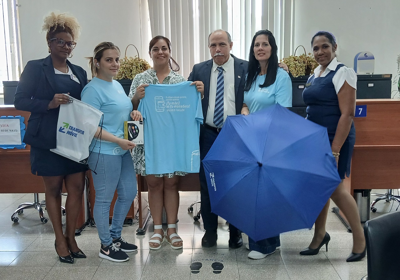 Al centro Lisandra, usuaria un millón