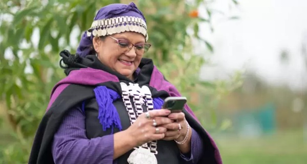 mujer de población originaria con móvil