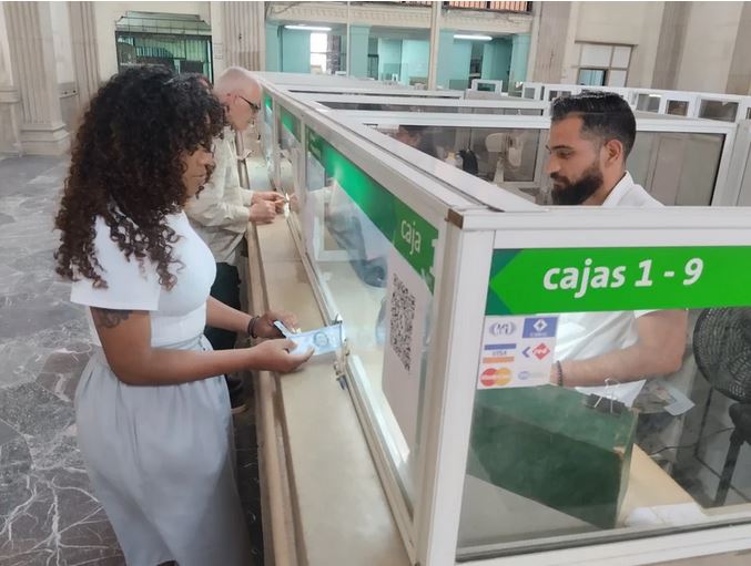 Atención al cliente en caja del banco.
