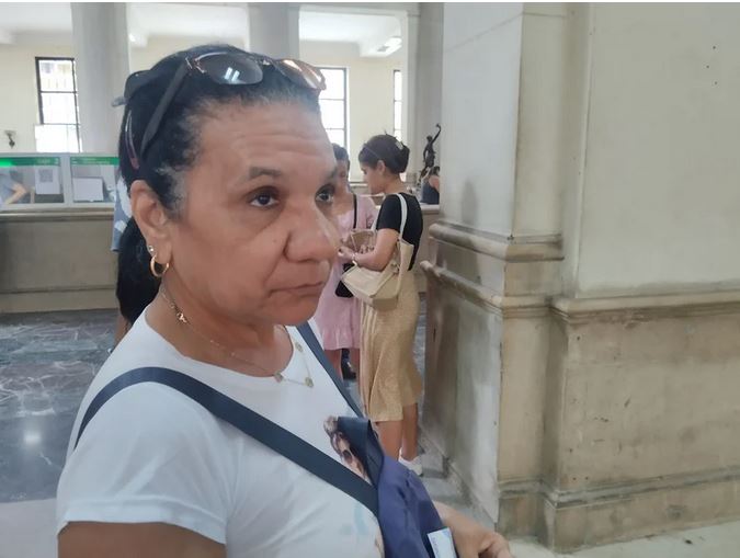 Clienta en banco cubano