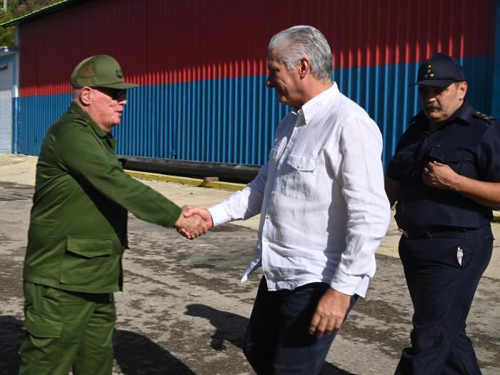 Miguel Díaz-Canel Bermúdez visited the Granma Military-Industrial Company.