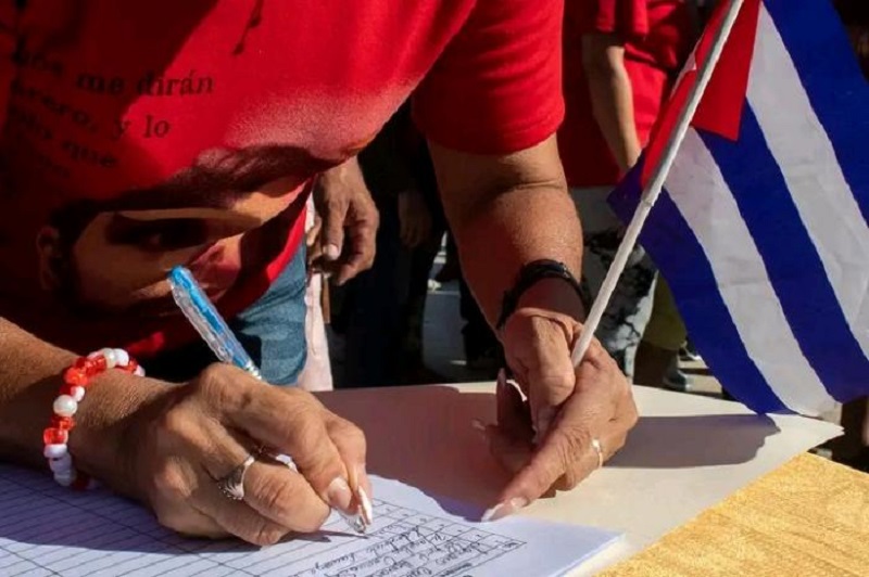 Cuba signs in support of peace and its Revolution