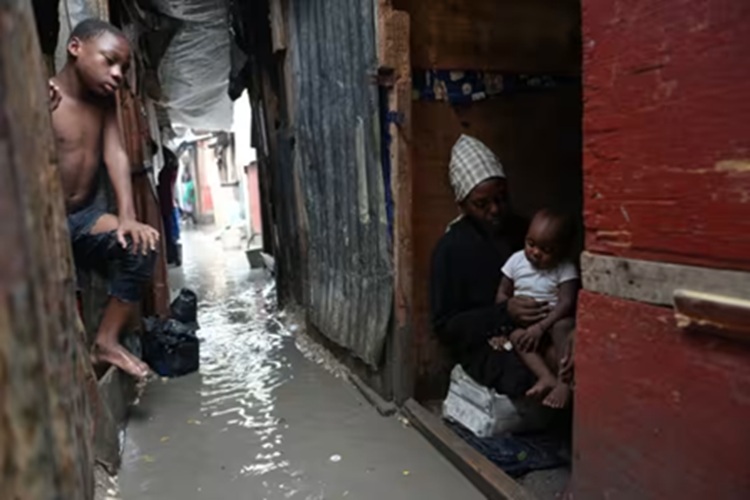 Mujer en Puerto Príncipe, Haití, durante el huracán Melissa. 