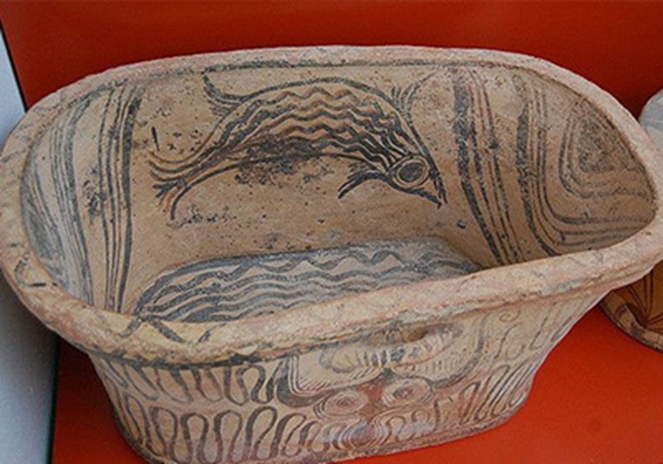 En la isla de Creta, el palacio minoico de Cnosos, de hace unos 1700 a.C, utilizaba bañeras de cerámica, además del primer inodoro con descarga del mundo En la isla de Creta, el palacio minoico de Cnosos, de hace unos 1700 a.C, utilizaba bañeras de cerámica, además del primer inodoro con descarga del mundo
