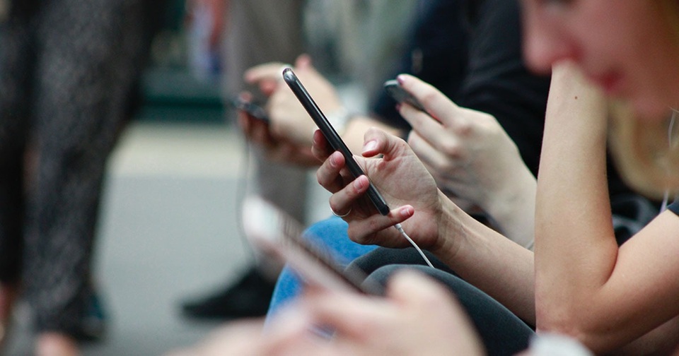 personas mirando su celular