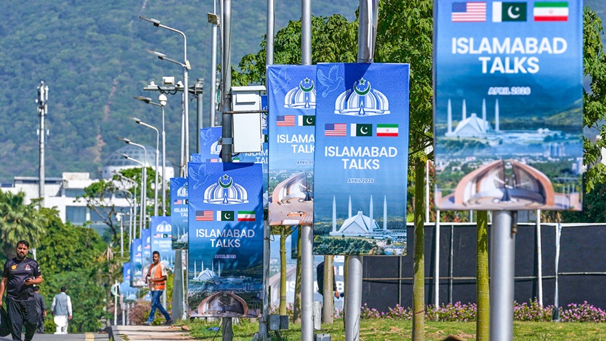 Vista de una calle con pancartas cerca del Hotel Serena, en Islamabad, Pakistán. 