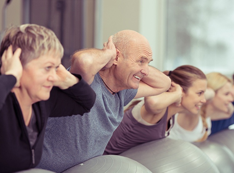 Older adults and young people in equal proportion exercising