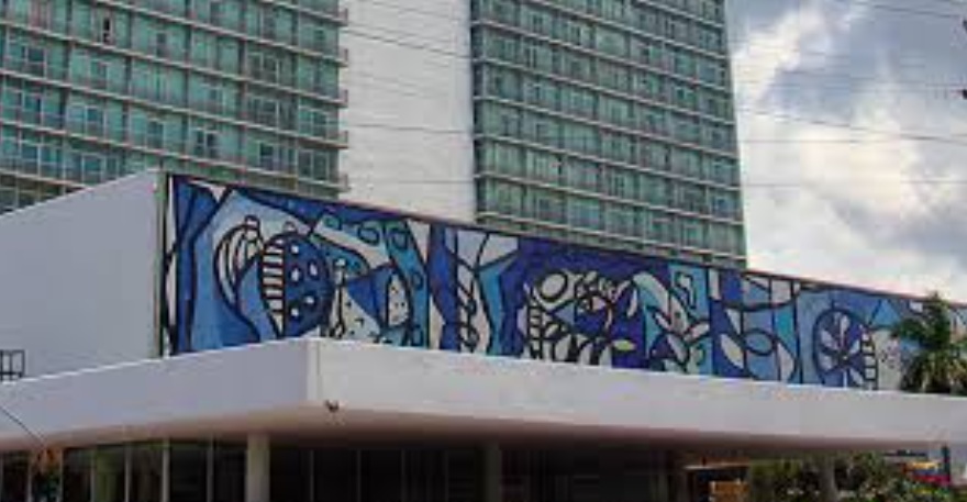 En la fachada del hotel Habana Libre podía apreciarse este hermoso mural diseñado por Amelia Peláez.