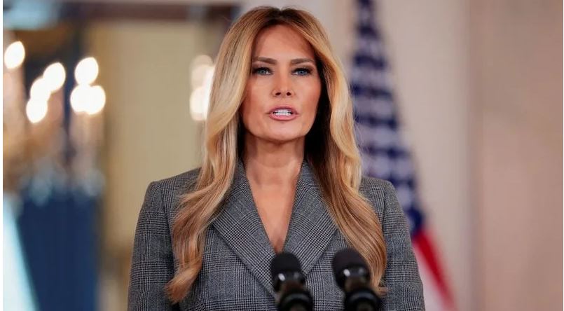 La primera dama de Estados Unidos, Melania Trump, pronuncia un discurso sobre el fallecido financiero y delincuente sexual convicto Jeffrey Epstein s desde el Gran Vestíbulo de la Casa Blanca en Washington, D.C., Estados Unidos, 9 de abril de 2026. REUTERS/Evan Vucci
