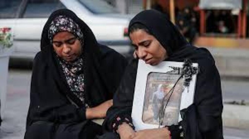 mujeres iraníes de luto por sus muertos