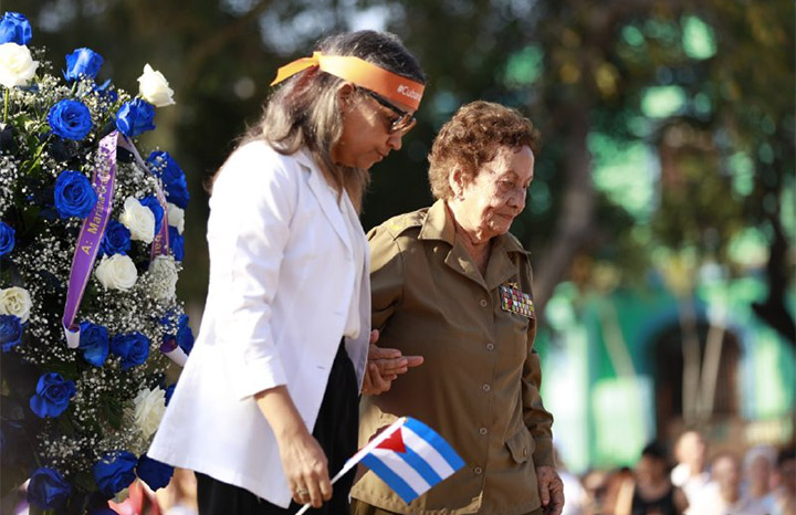 ofrenda floral a Mariana Grajales