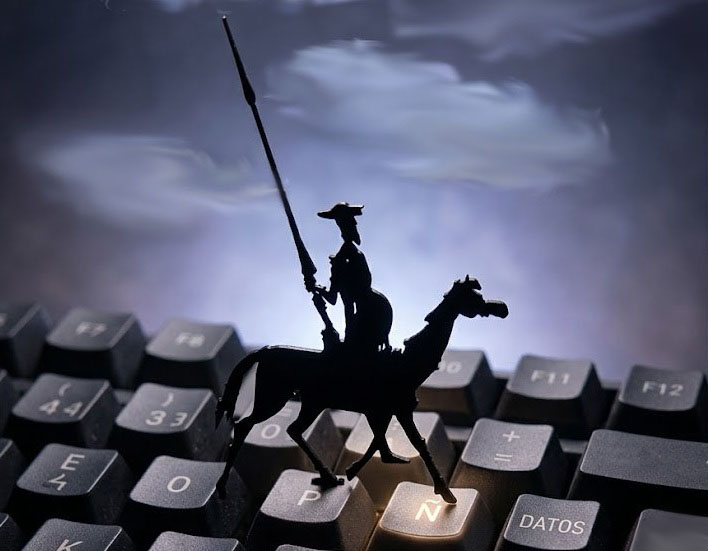silueta de Don Quijote cabalgando sobre teclado