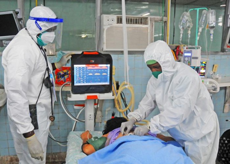 Sala de terapia intensiva del hospital Agostinho Neto, Guantánamo, en la atención a pacientes graves de COVID-19. 