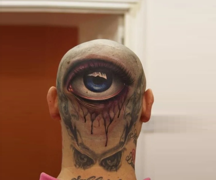 Cabeza calva de hombre con ojo tatuado 