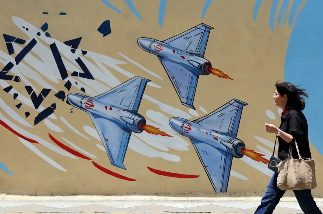 Mural con dibujos de drones iraníes
