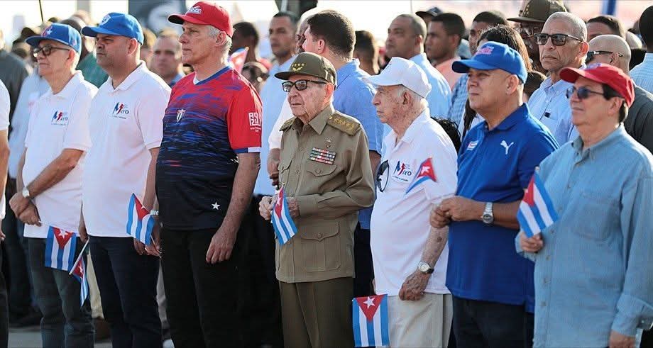 Raúl Castro preside acto frente a embajada de EE.UU. en Cuba