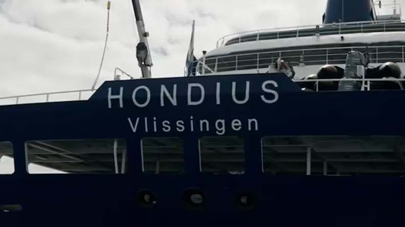 vista cercana del crucero MV Hondius.