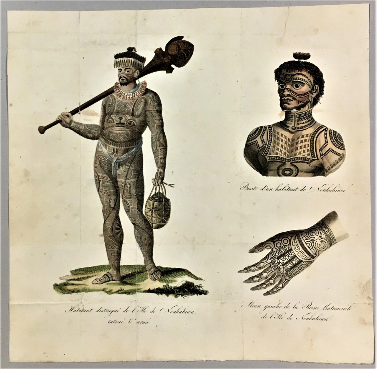 Grabado publicado entre 1811 y 1813 que reproduce tatuajes de los nativos de las Islas Marquesas en la Polinesia Francesa. Destaca un guerrero distinguido de Nuku Hiva, el torso de otro nativo y la mano de la reina de Nuku Hiva