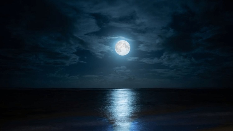 Luna en una noche sobre el mar