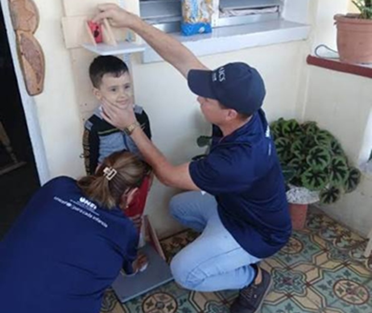 Encuestador de MICS 7 registrando talla de niño