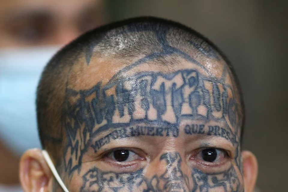 Rostro tatuado de recluso 