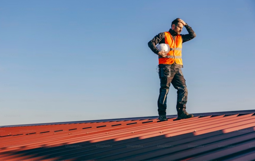 trabajador en azotea bajo el sol