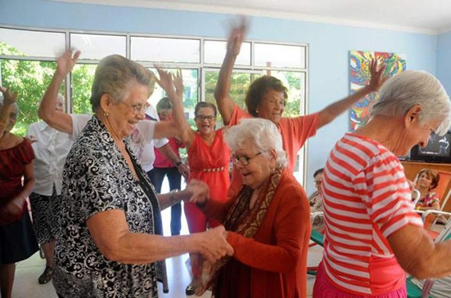 Cuban seniors sharing Cuban seniors sharing