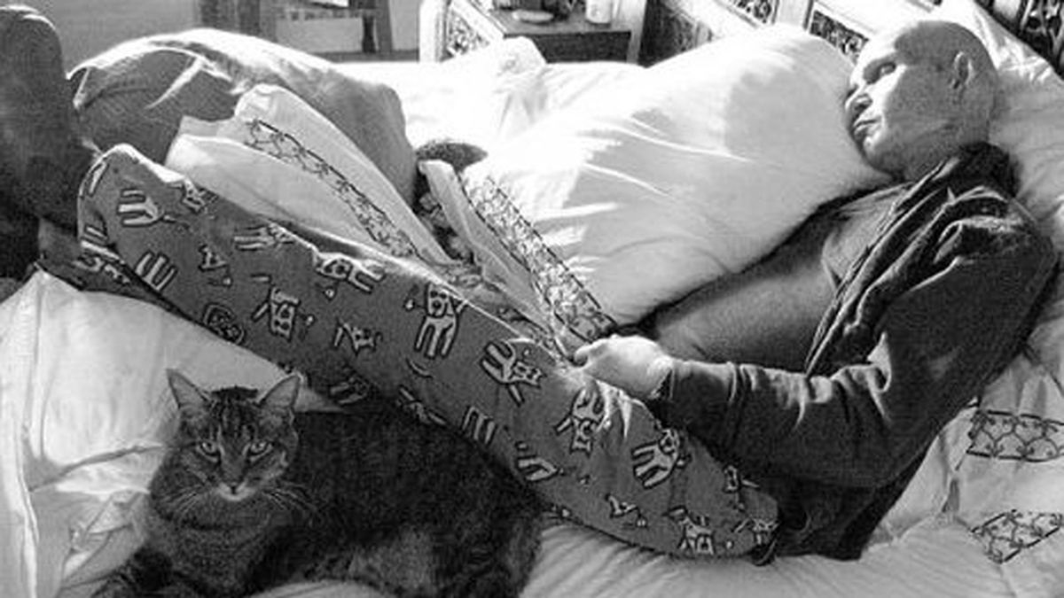 Patrick Swayze y su gato en la cama Patrick Swayze y su gato en la cama