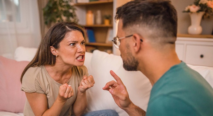 Hombre y mujer discutiendo acaloradamente