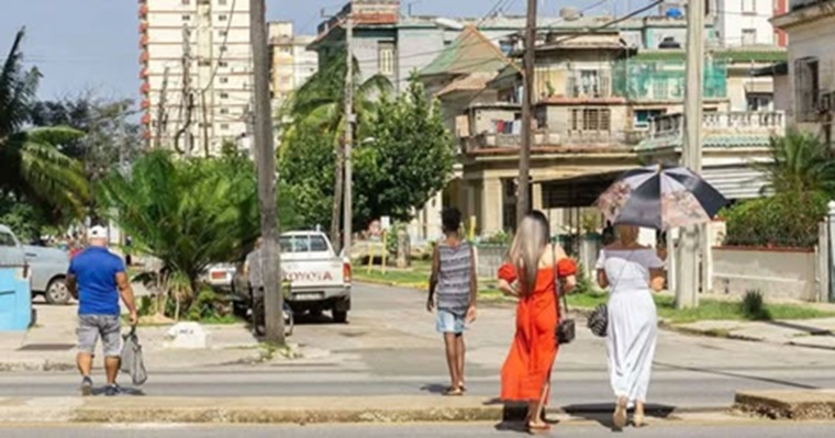Cubanos caminando bajo el sol