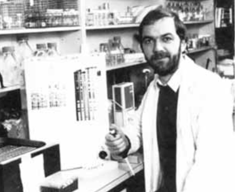Genetista y profesor británico Alec Jeffreys en su laboratorio, en 1989.