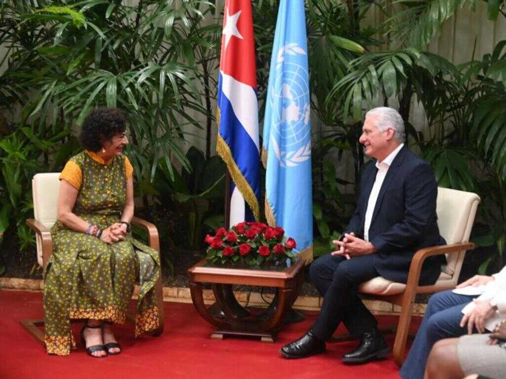 El presidente de Cuba, Miguel Díaz-Canel, y la subdirectora general de Prioridad África y Relaciones Exteriores de la Unesco, Lidia Arthur