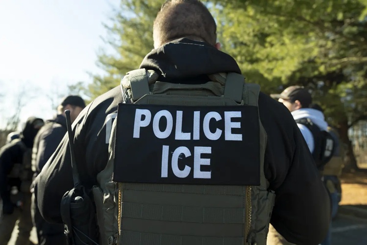 Un agente de ICE