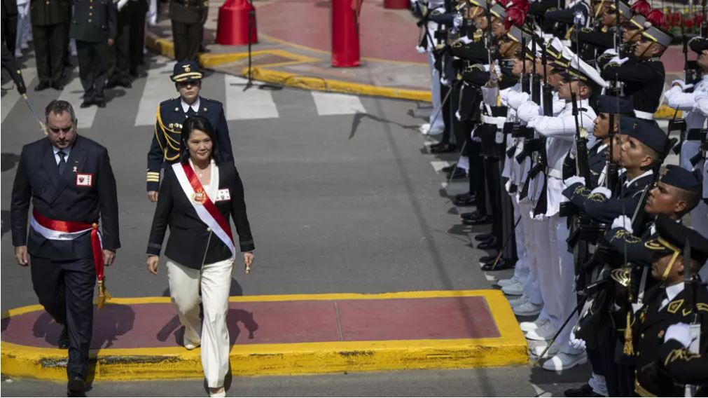 La presidenta de Peru Keiko Fujimori durante un desfile militar