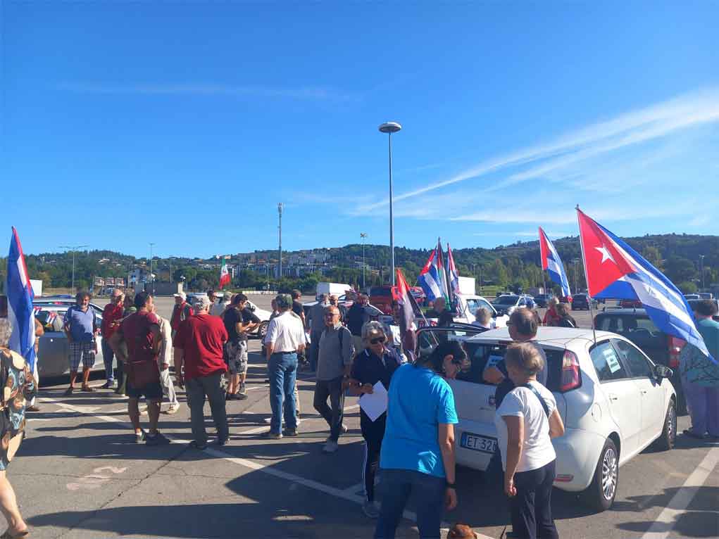 Caravana de solidaridad con Cuba recorre ciudad italiana de Perugia