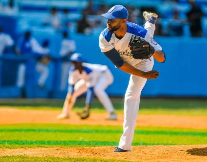 Frank Herrera, pitcher cubano. Frank Herrera, pitcher cubano.