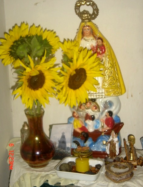 Imagen de la Caridad del Cobre con ofrendas Imagen de la Caridad del Cobre con ofrendas