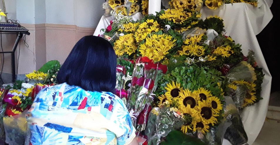Ofrendando girasoles a la Caridad del Cobre Ofrendando girasoles a la Caridad del Cobre