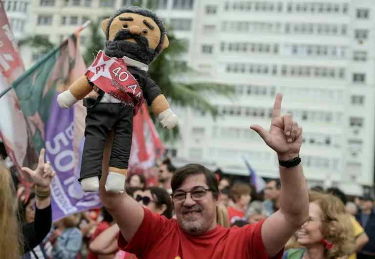 Miles se manifiestan a favor de la reelección de Lula a semanas de las presidenciales en Brasil