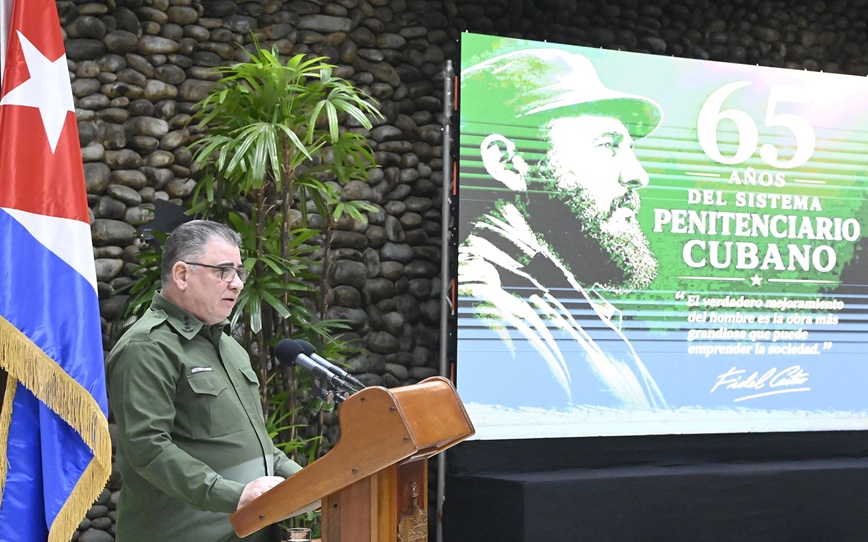 Ministro del Interior, general de Cuerpo de Ejército Lázaro Alberto Álvarez Casas, dando a conocer mensaje del líder de la Revolución cubana, Raúl Castro, con motivo de los 65 años de la fundación del sistema penitenciario cubano Ministro del Interior, general de Cuerpo de Ejército Lázaro Alberto Álvarez Casas, dando a conocer mensaje del líder de la Revolución cubana, Raúl Castro, con motivo de los 65 años de la fundación del sistema penitenciario cubano