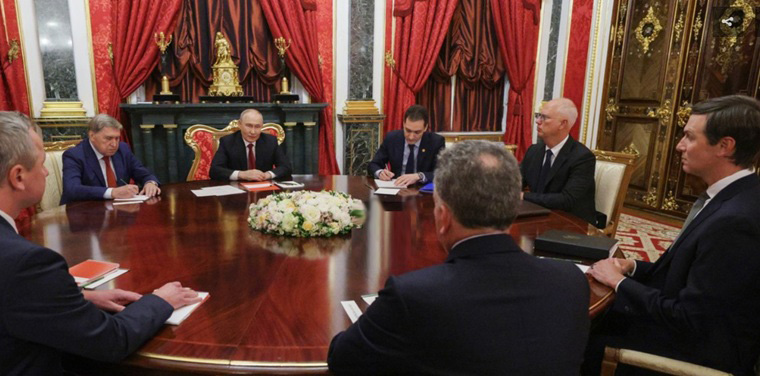 Vladímir Putin en Moscú con Steve Witkoff y Jared Kushner, enviados de Trump