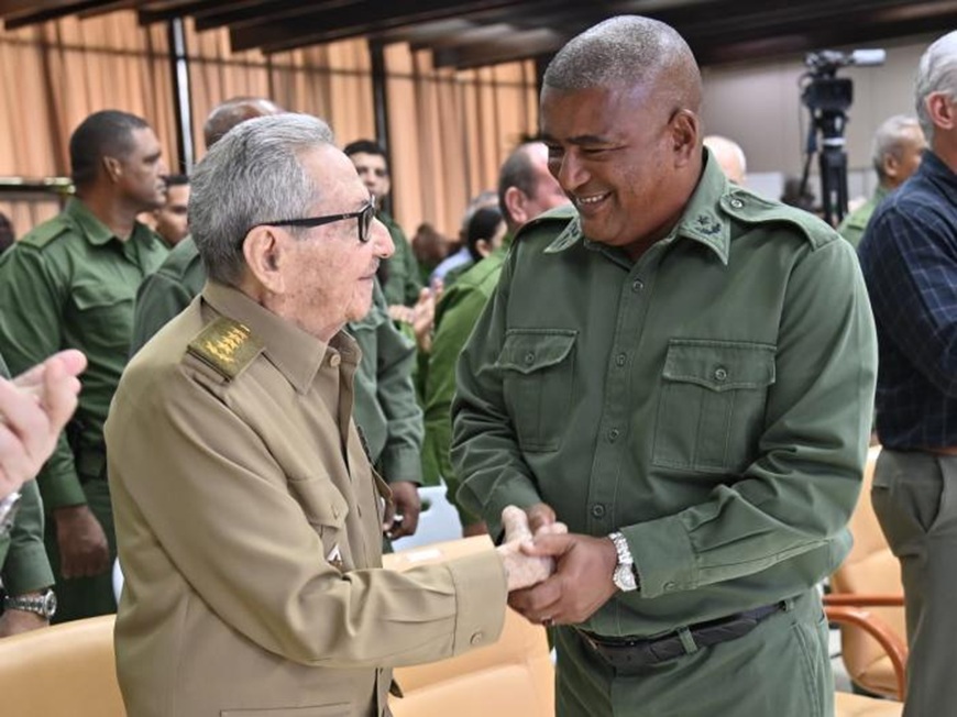 Raúl Castro en el acto político cultural por el aniversario 65 de la integración de la Dirección de Seguridad Personal Raúl Castro en el acto político cultural por el aniversario 65 de la integración de la Dirección de Seguridad Personal