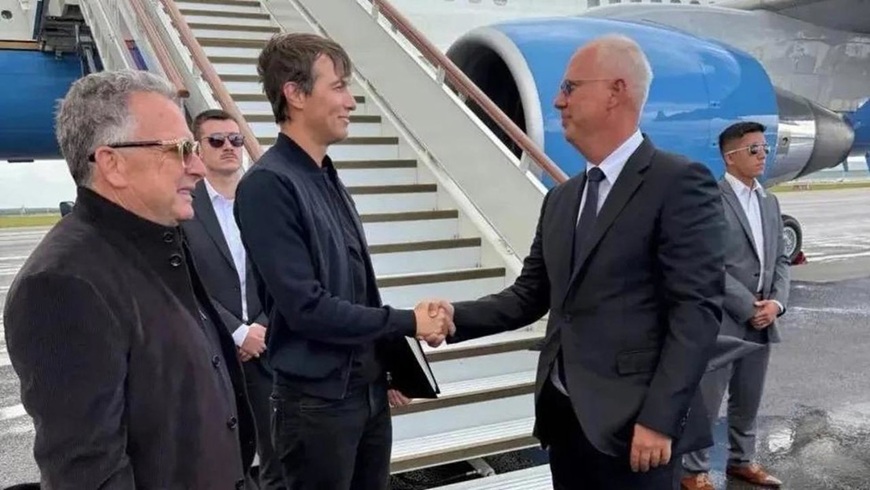 El portavoz del Kremlin, Dmitri Peskov junto a Steve Witkoff, Jared Kushner y Kiril Dmítriev en el aeropuerto internacional Vnúkovo de Moscú El portavoz del Kremlin, Dmitri Peskov junto a Steve Witkoff, Jared Kushner y Kiril Dmítriev en el aeropuerto internacional Vnúkovo de Moscú